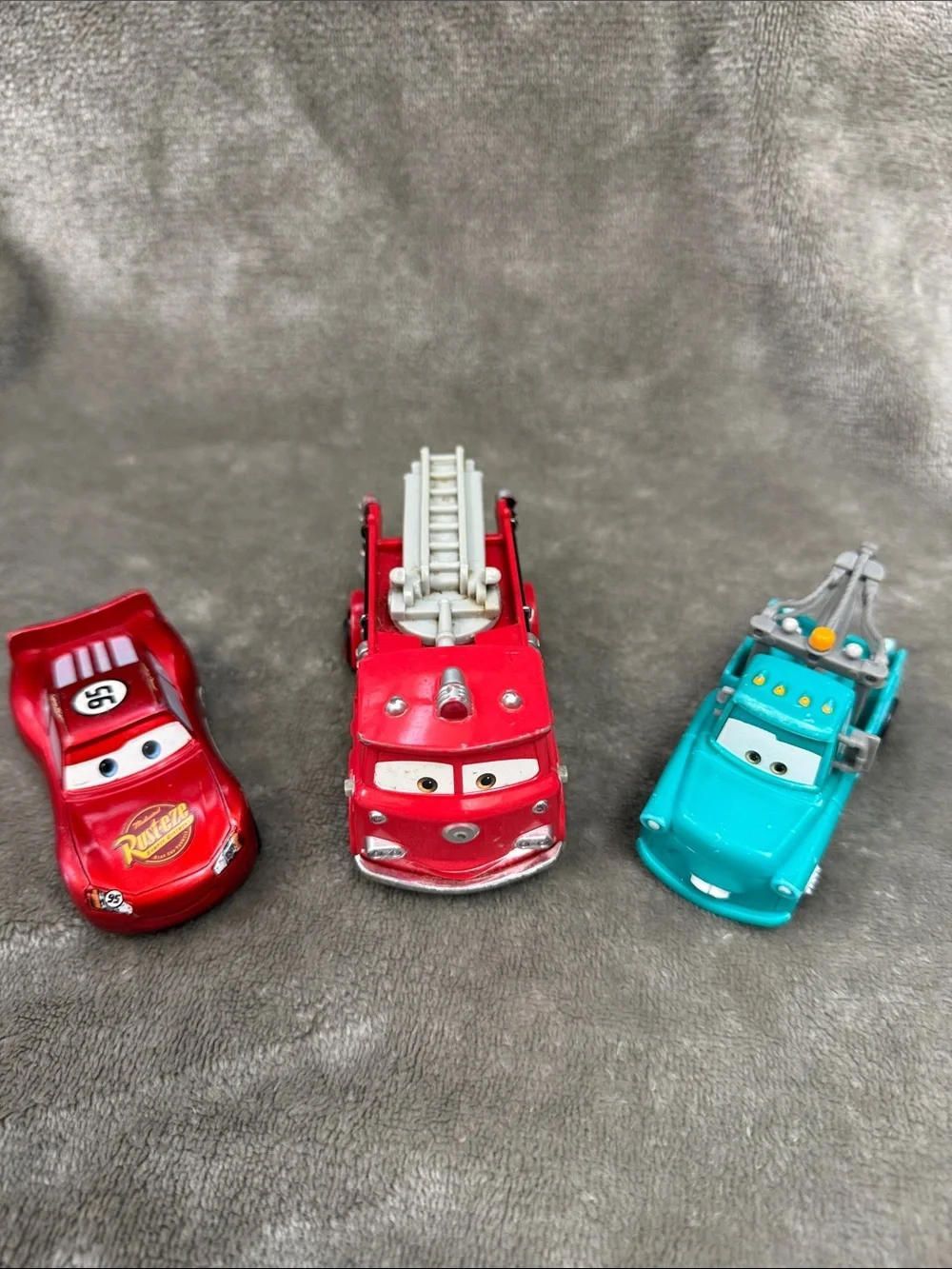 🏎️ Pixar Cars Red Die-cast, Lightning McQueen & Tow Mater (plastic) Ready 2 Roll